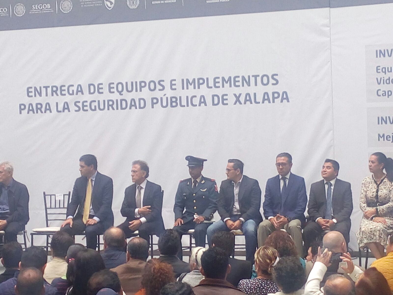 Gobernador Miguel Ángel Yunes entrega equipo a elementos de Seguridad Pública