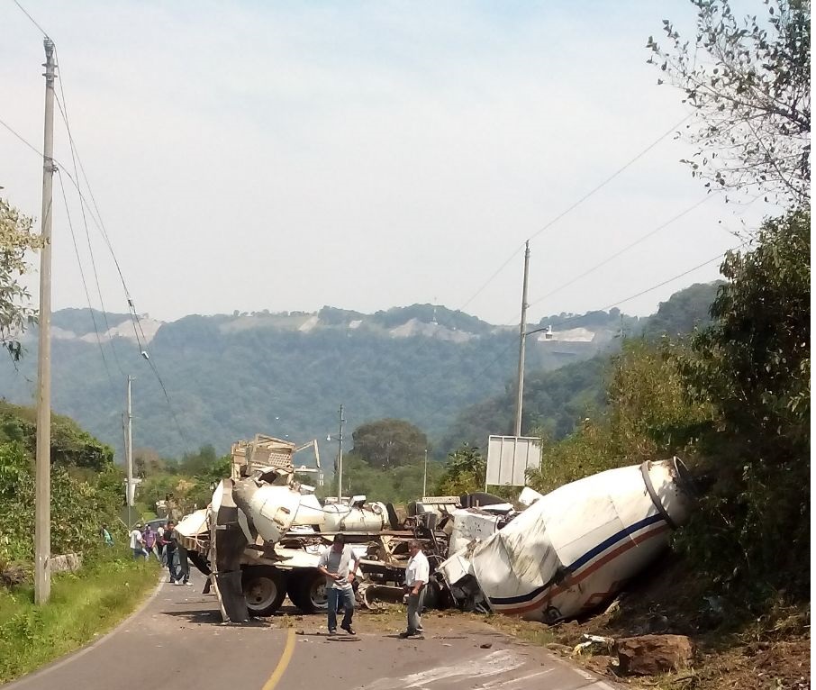 Un muerto y cuatro heridos por volcadura de revolvedora en la carretera Jilotepec-Linderos