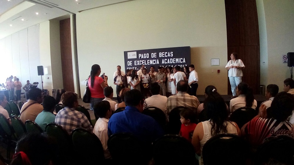 Pagan becas a estudiantes de Coatzacoalcos