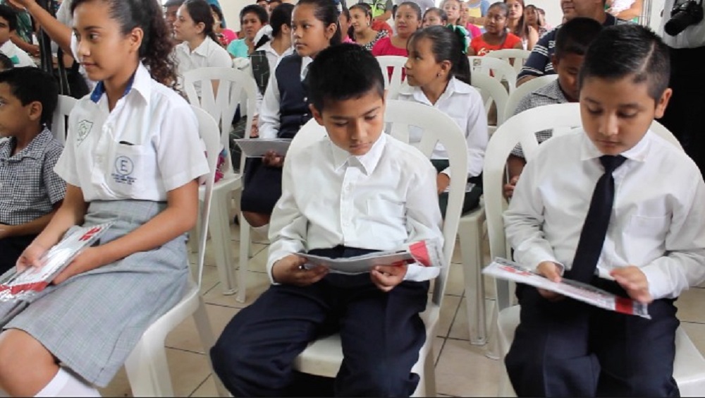 Entregan becas a estudiantes de educación básica en Pánuco