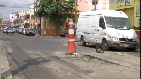 Mal olor por drenaje obstruido perjudica a restaurantes de la calle Paso y Troncoso