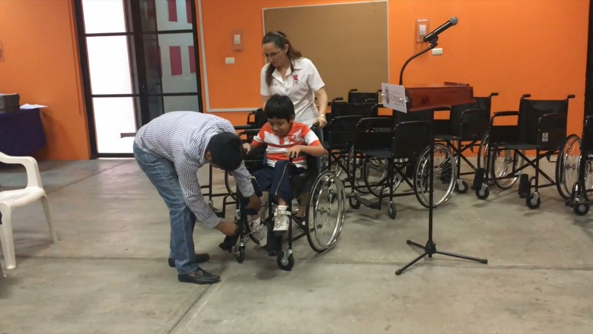 Entrega DIF sillas de ruedas en Córdoba, Amatlán y Yanga