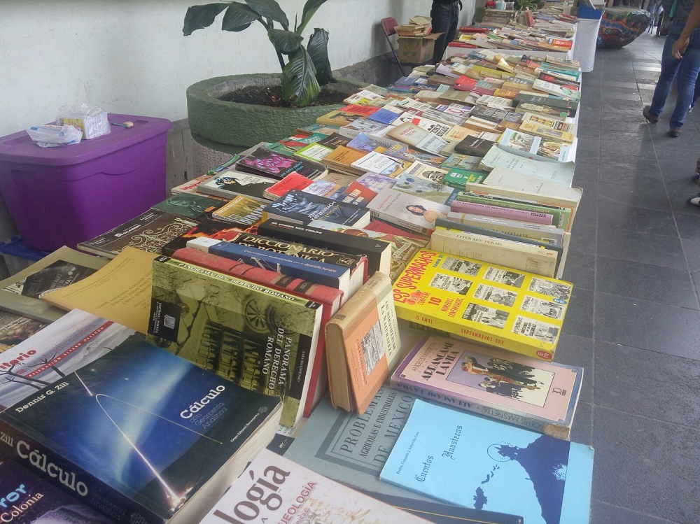 Instalan Feria del Libro en bajos de palacio de gobierno