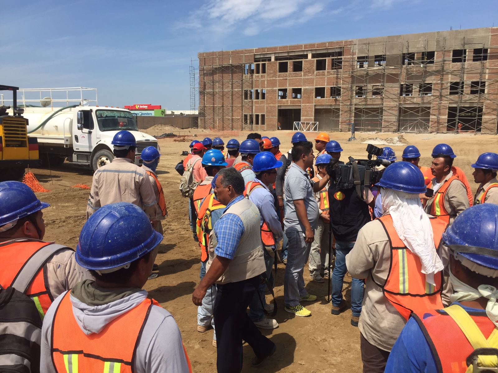 Por falta de pago, obreros detienen la construcción del Hospital de Alta Especialidad de Coatzacoalcos