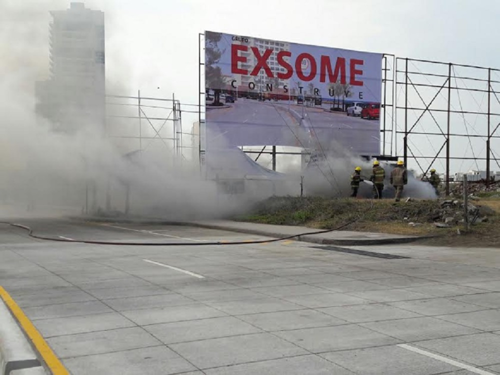 Se incendia camioneta en el bulevar Adolfo Ruiz Cortines de Boca del Río