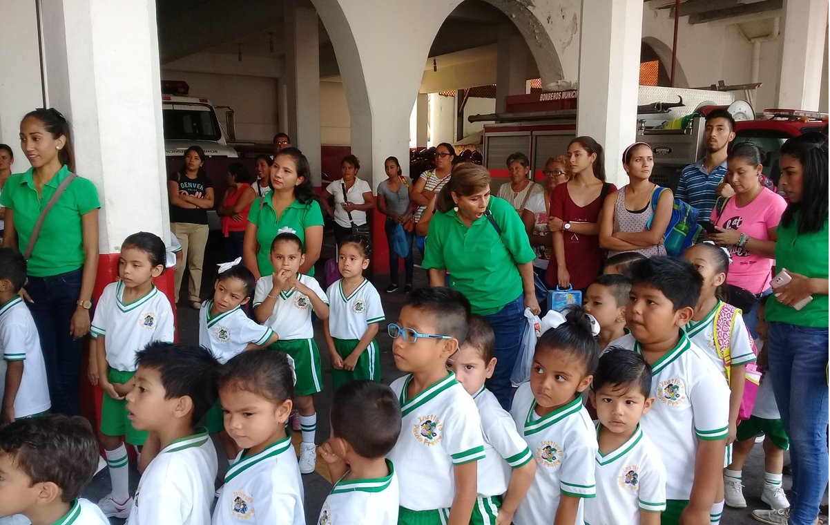 Alumnos del Jardín de Niños de Medellín conocieron a los Bomberos de Veracruz