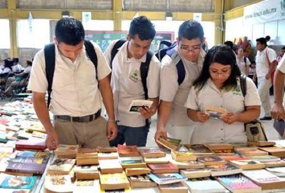 Fomentan hábito de lectura con la donación de libros en Coatzacoalcos
