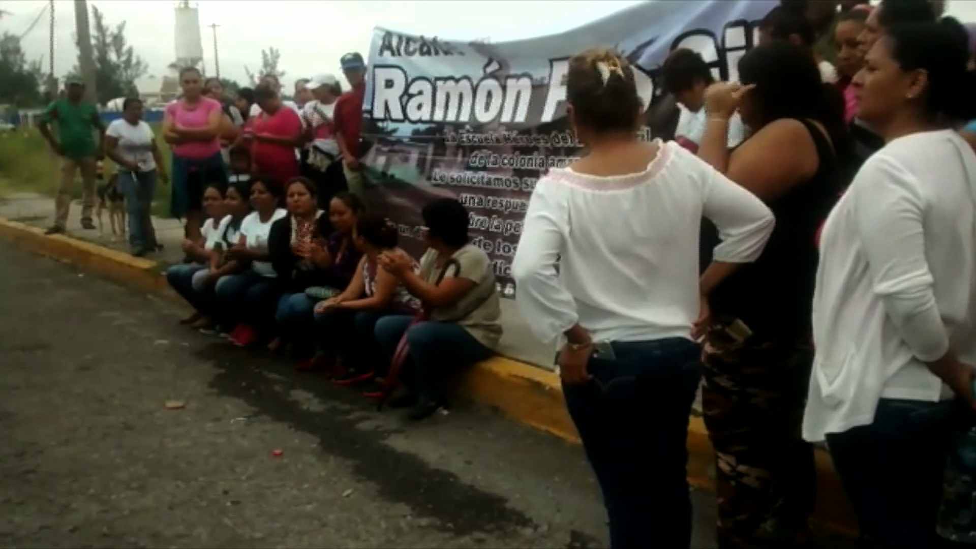 Padres de familia se manifiestan por falta de domo en escuela del puerto de Veracruz