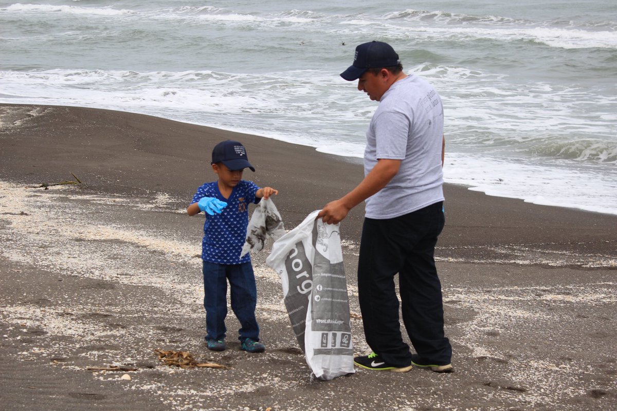 Fundación Tortugas Yépez y habitantes de Nautla limpian playas para concientizar a visitantes