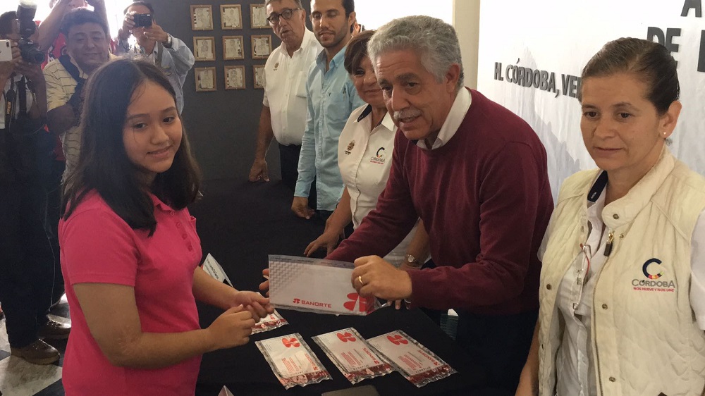MAYL reanuda pago de becas a estudiantes destacados; se entregan las primeras en Córdoba