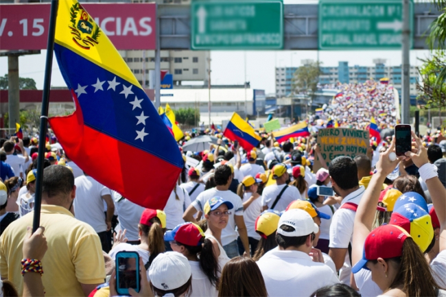 Gobierno y oposición miden fuerzas en marchas a favor y contra Maduro