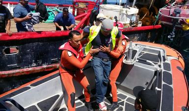 Rescata la Armada a pescadores heridos en altamar