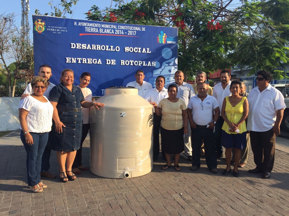 Municipio de Tierra Blanca entrega tanques de agua a bajo precio