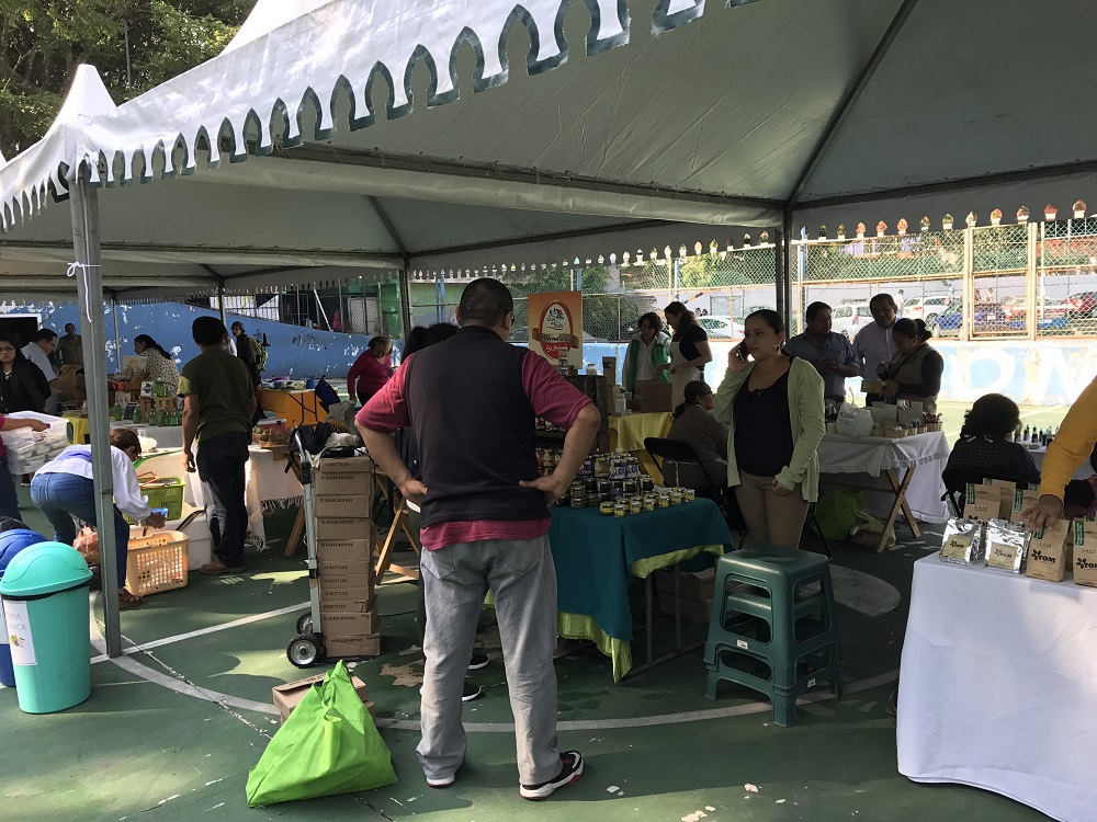 Cosustenta UV instala tianguis agroecológico