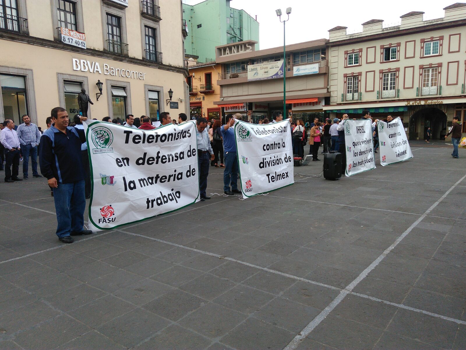 Se suman trabajadores de Telmex en Xalapa a protestas contra el IFETEL