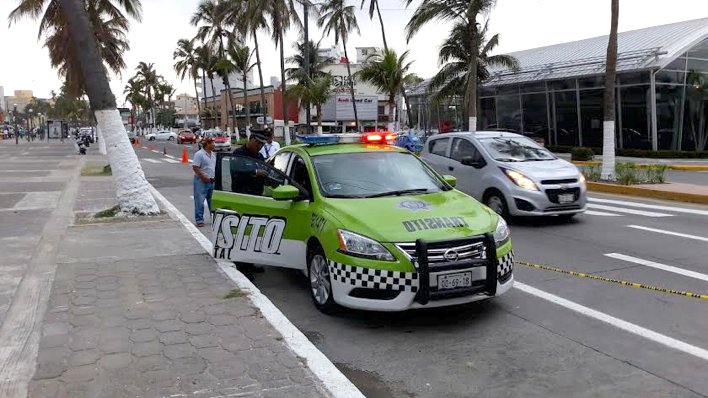 Retiran objetos que obstruían la vialidad en el bulevar Ávila Camacho, del Puerto