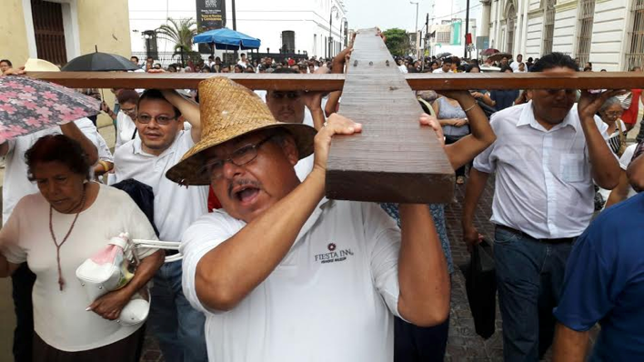 No impide la lluvia a los porteños realizar viacrucis