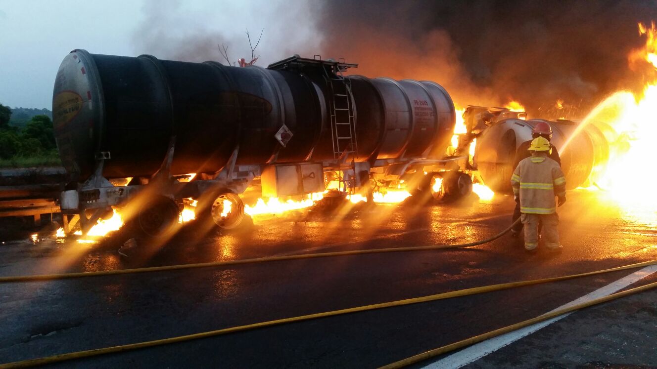 Explota pipa con diésel en la autopista Nuevo Teapa-Cosoleacaque