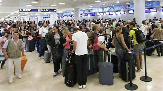 Detienen en Cancún a dos personas con 6.5 millones de pesos en divisas