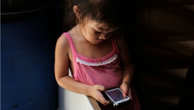 Uso de pantalla táctil altera patrón de sueño en menores de tres años