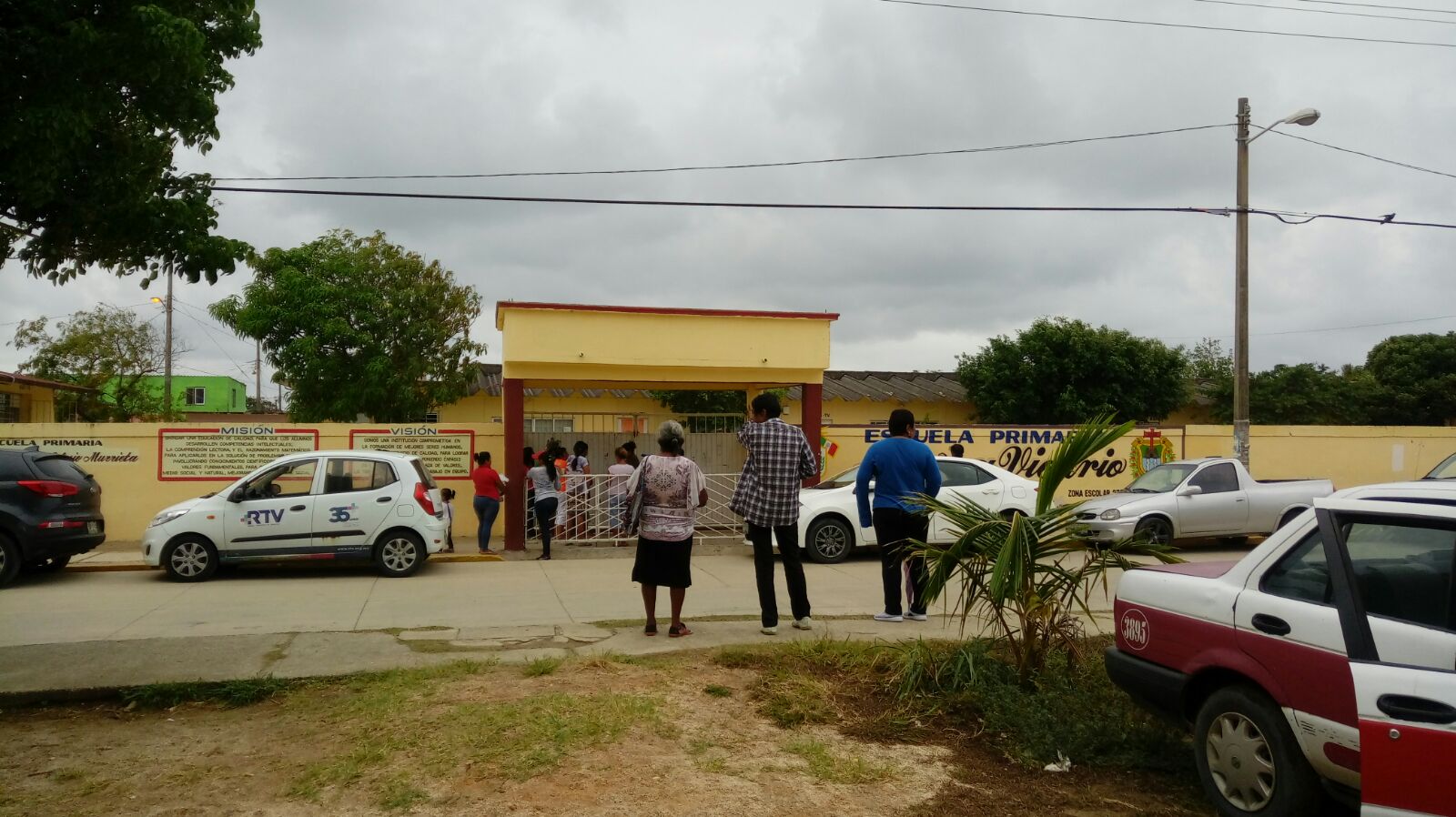Padres de familia se organizan para resguardar escuela en Coatzacoalcos