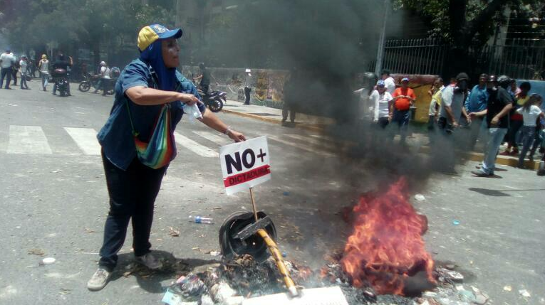 Opositores y Policía Militar chocan durante marcha en Venezuela