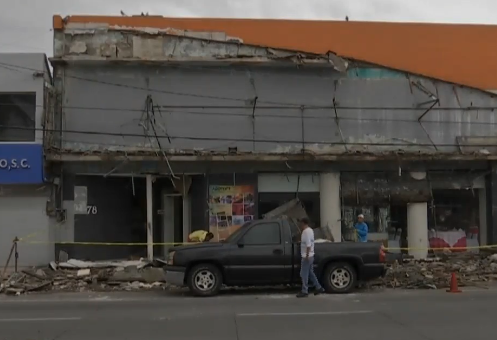 Por lluvias cae fachada de un salón social de Veracruz