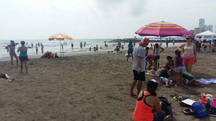 Turistas nacionales disfrutan de las playas de Boca del Río