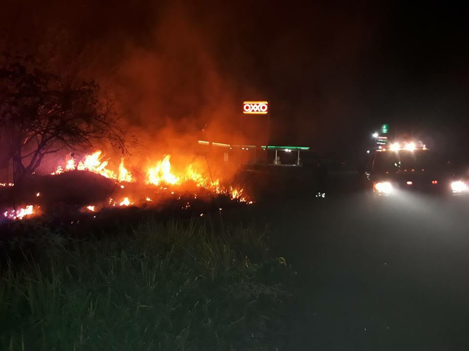 Recomienda PC a automovilistas estar alertas ante incendios en orilla de carreteras