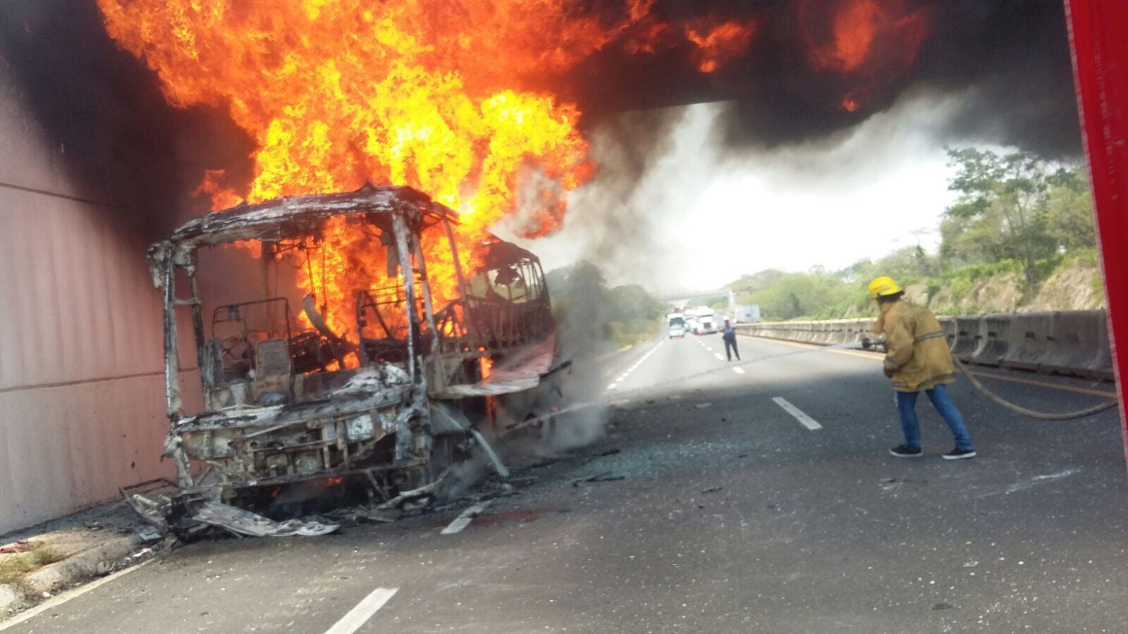 Se incendia autobús de pasajeros en autopista Isla – Acayucan