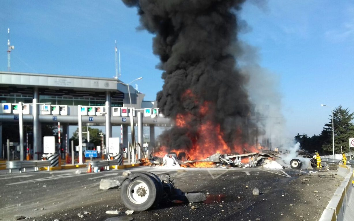 Muere conductor tras volcar e incendiarse su unidad, en la autopista La Marquesa-Toluca