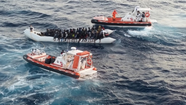 Rescatan a 121 inmigrantes en una balsa a la deriva en el Mediterráneo