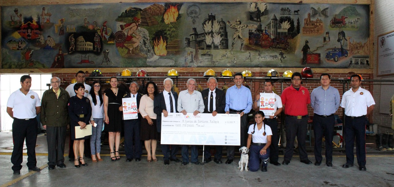 Entrega DIF Xalapa fondos recaudados en campaña a favor de bomberos