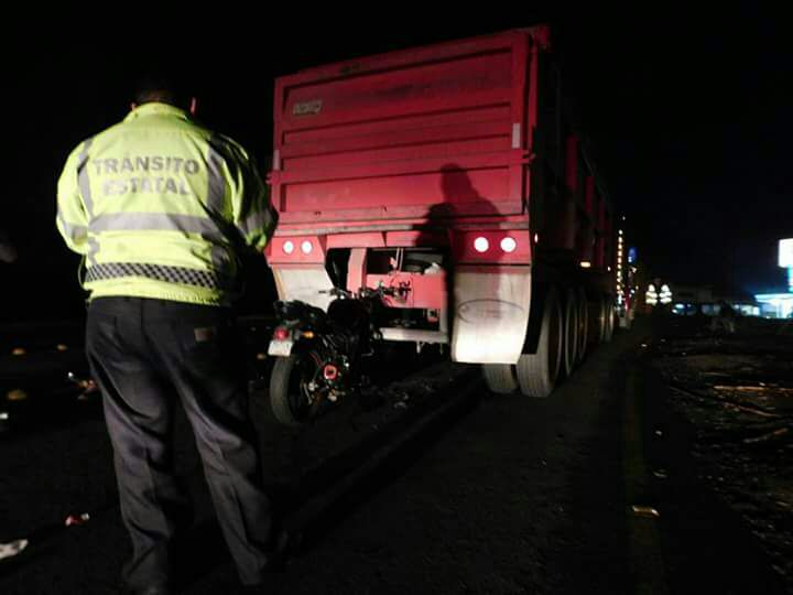 Accidente entre moto y camión