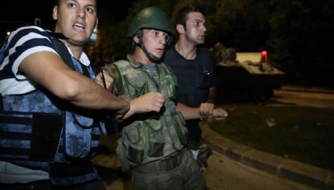 Parlamento turco aprueba prolongar estado de emergencia tres meses más