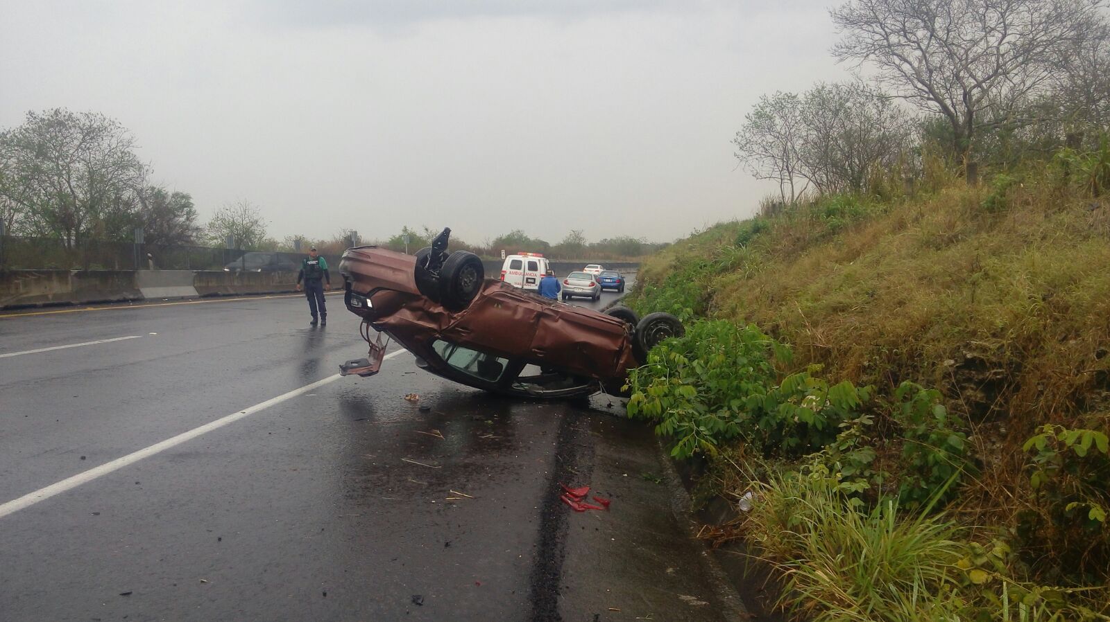 Vuelca auto en la carretera Xalapa-Veracruz