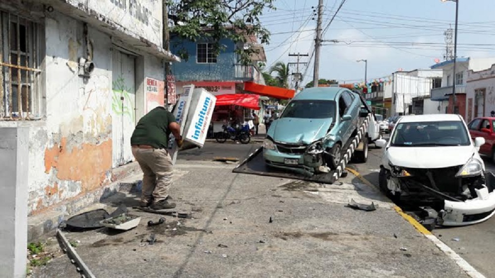 Aparatoso accidente vial en la ciudad de Veracruz; no hubo lesionados