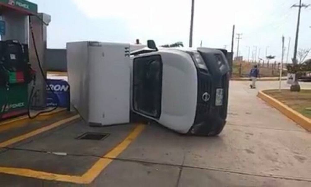 Camioneta vuelca en el interior de una gasolinera de Coatzacoalcos