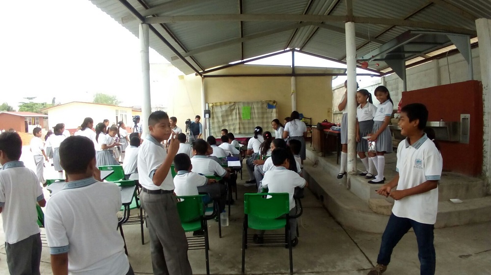 Estudiantes reciben clases al aire libre mientras reparan sus aulas en Coatzacoalcos