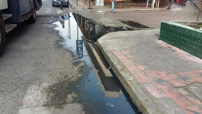 Comercios del centro histórico de Veracruz afectados por alcantarillas tapadas