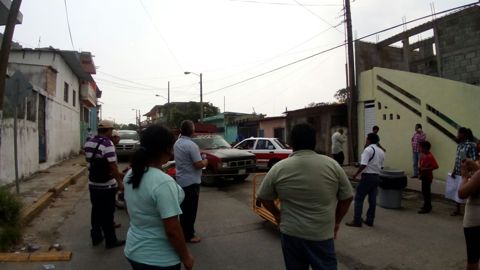 Bloquearon avenida por fuga de aguas negras en Coatzacoalcos