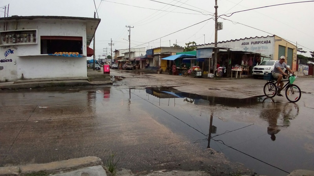 En colonia de Coatzacoalcos, fuga de aguas negras afecta a vecinos desde hace 20 años