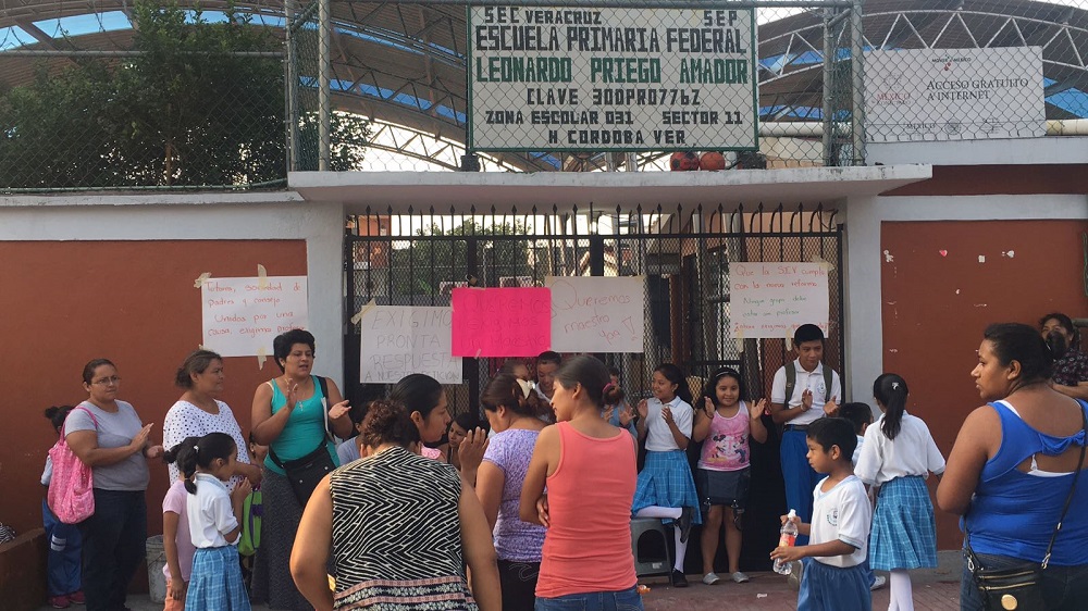Padres de familia toman dos escuelas en Córdoba