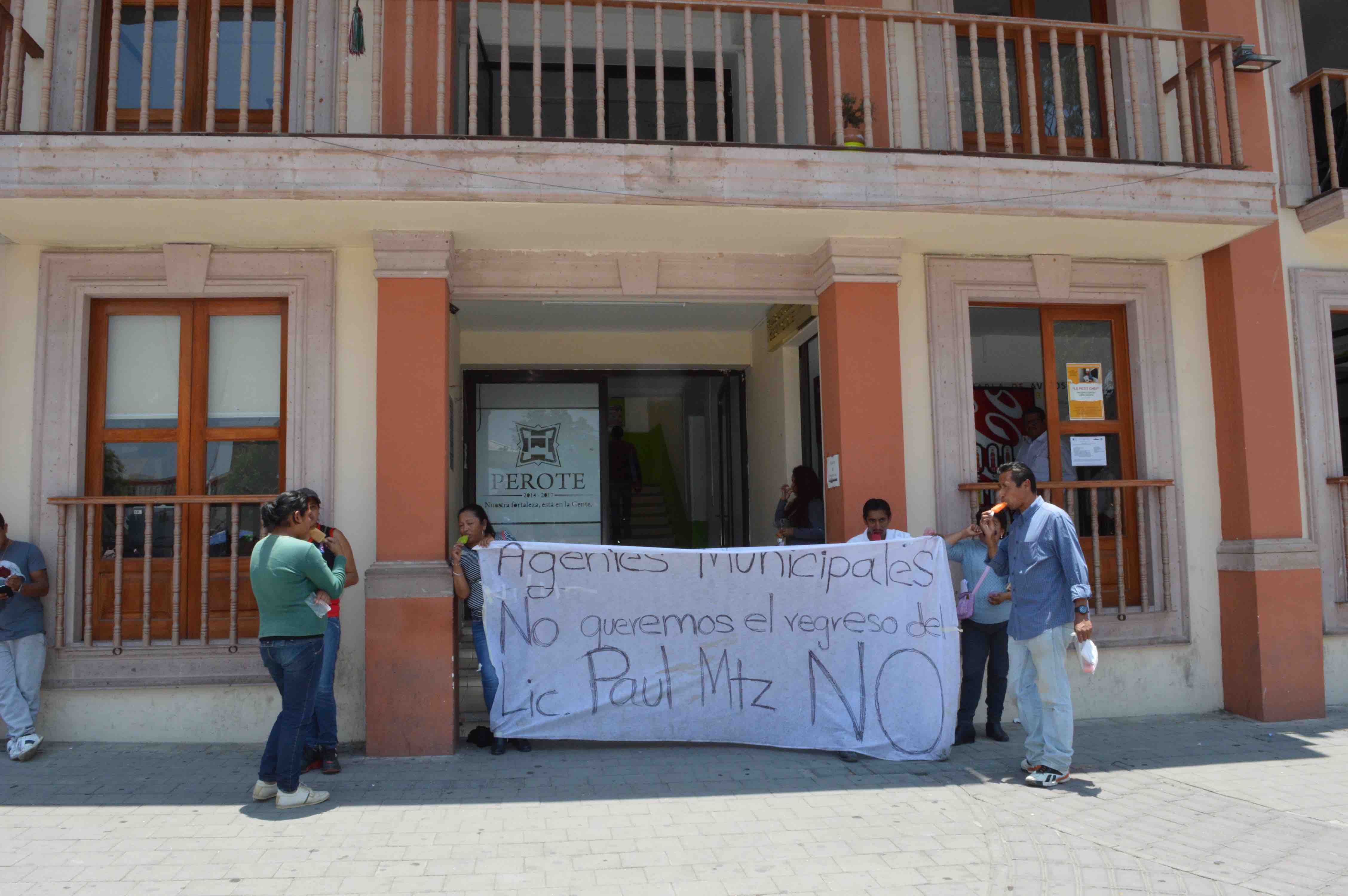 Agentes municipales intentan manifestarse en el palacio municipal de Perote; que no quieren de regreso a Paul Martínez