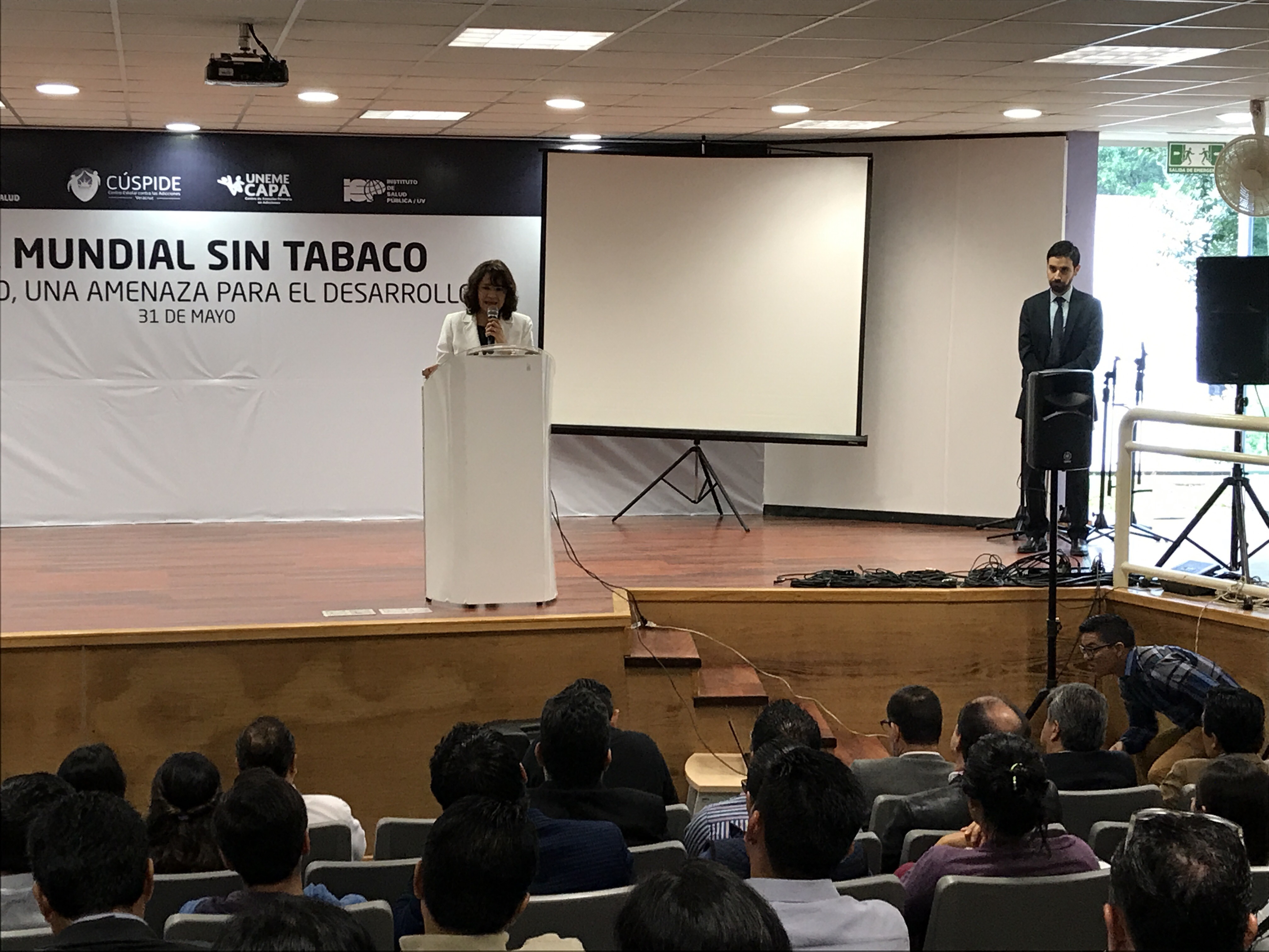 UV reconoce a instituciones que trabajan en disminuir el consumo de tabaco