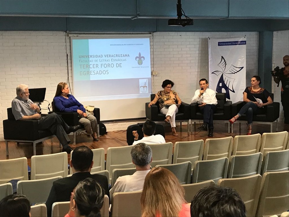 Facultad de Letras Españolas de la UV realiza tercer foro de egresados con la mesa «Memoria y recuerdo»
