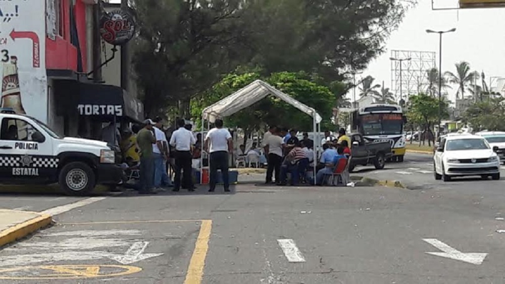 Mantienen trabajadores de Tamsa plantón en el penalito de Playa Linda
