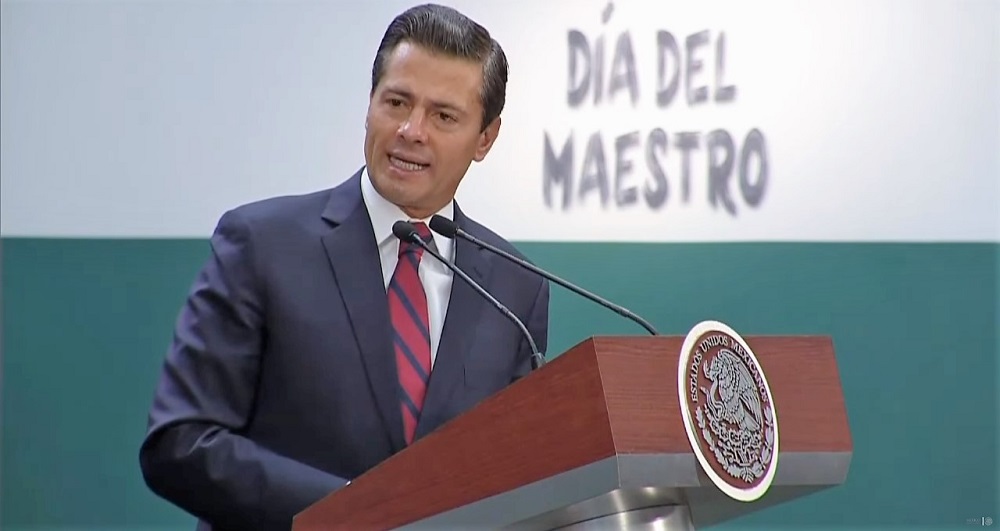 EPN a los maestros en su día: la mejora salarial será en función del mérito