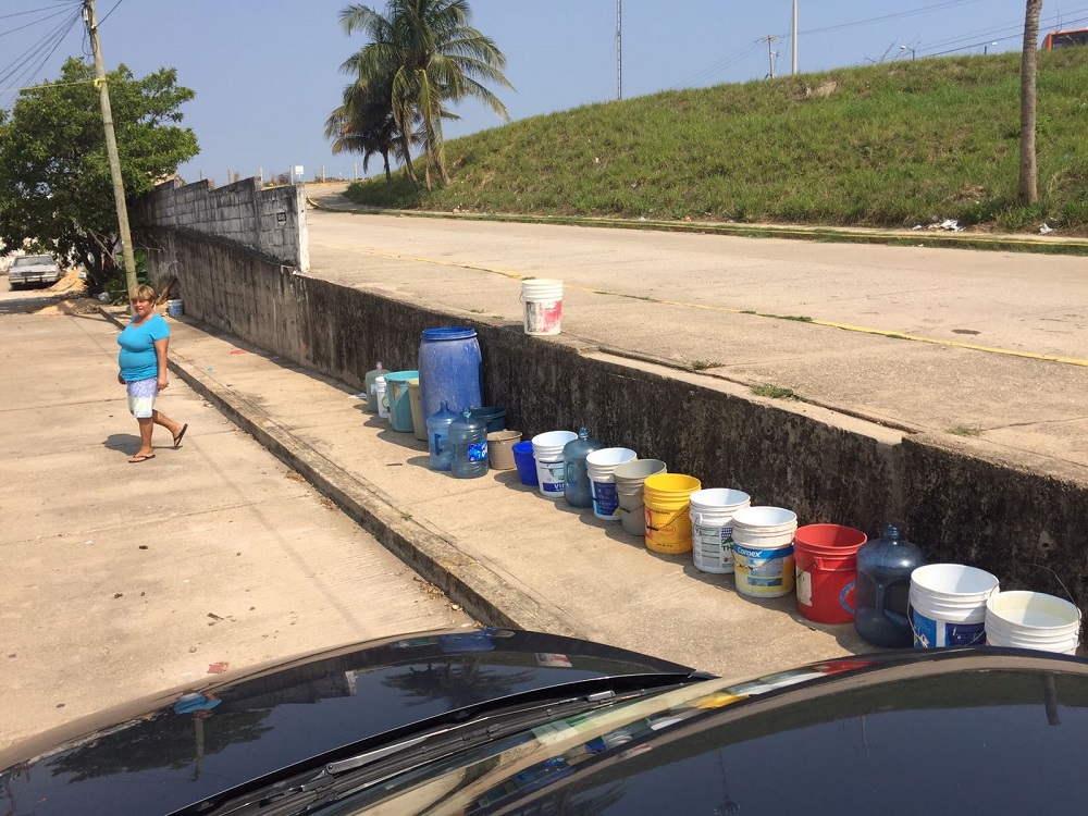 Se manifiestan por carencia de agua en colonia Santa María de Coatzacoalcos