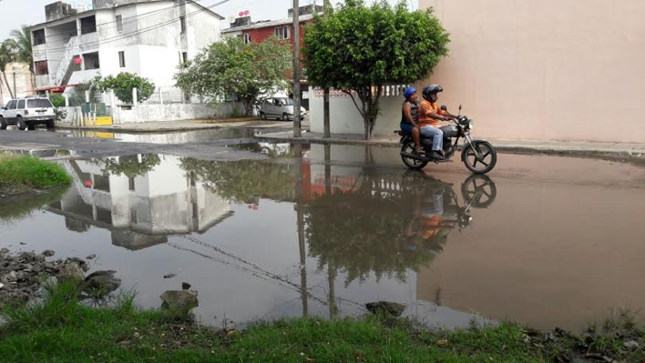 Vecinos del Infonavit Chivería exigen a Grupo MAS reparar fuga de agua potable